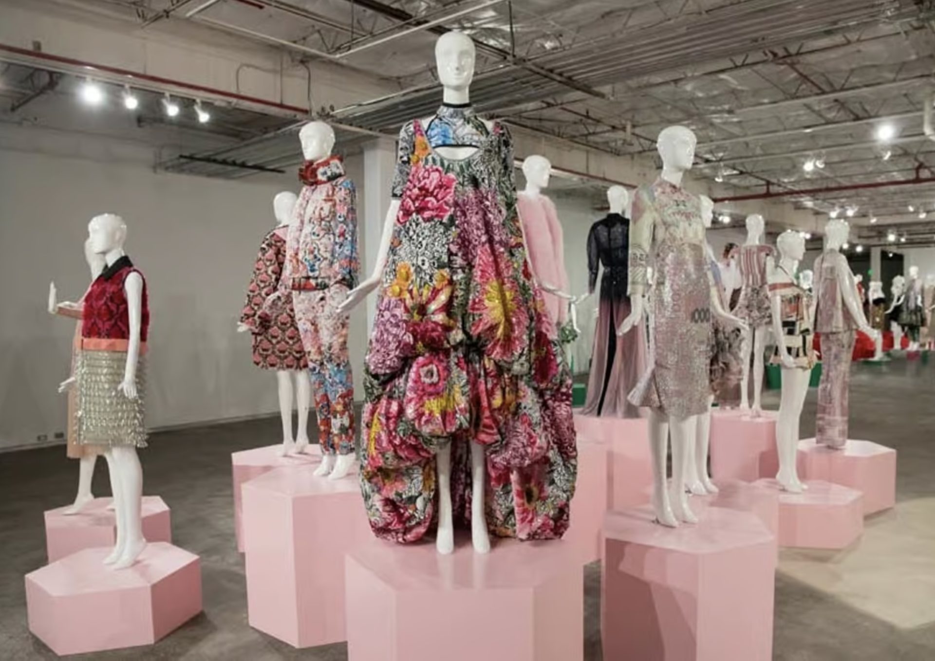 Выставка в честь 10-летия Mary Katrantzou