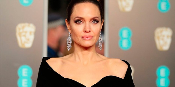 Дерматолог Анджелины Джоли раскрыла секреты ее потрясающей внешности