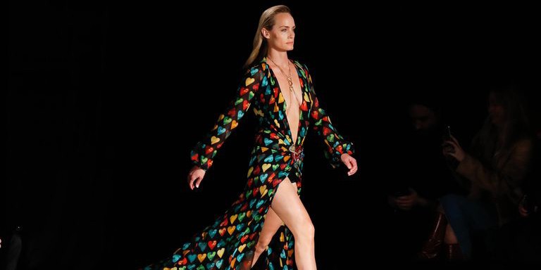 Versace воссоздали два культовых платья с красной дорожки