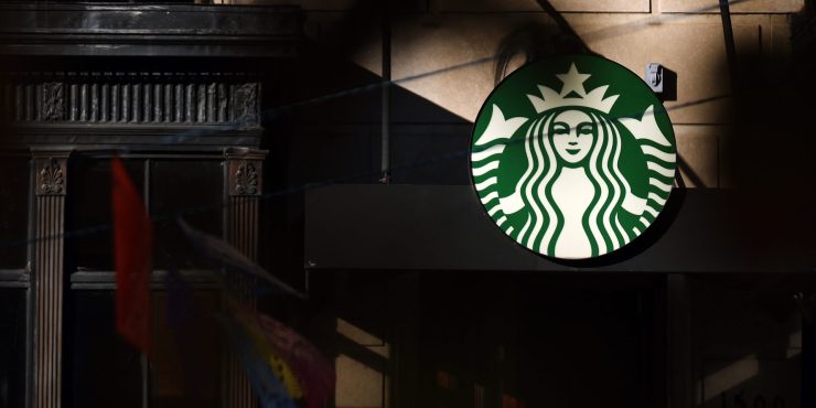 Полная история стакана Starbucks, который очутился в сериале «Игра престолов»