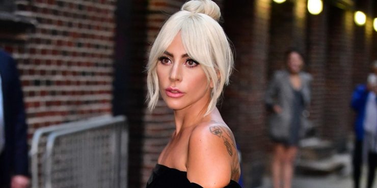 Леди Гага вышла на улицу без штанов