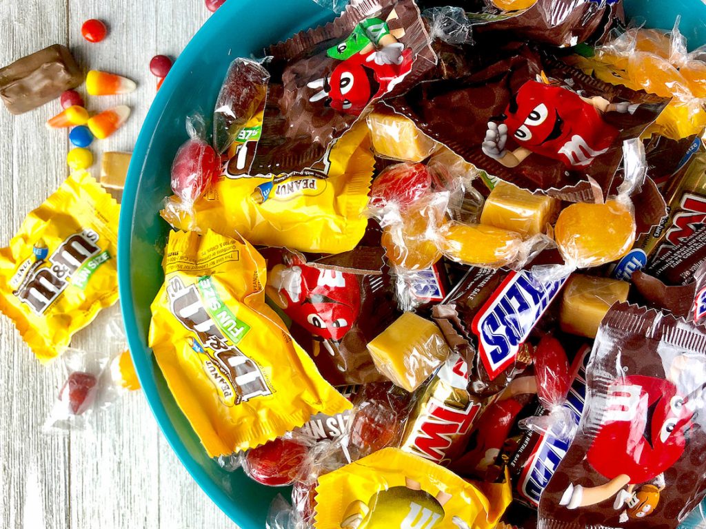Сколько американцы тратят на конфеты в Хэллоуин?