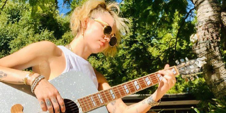 Голая Майли Сайрус: певица показала грудь в Instagram