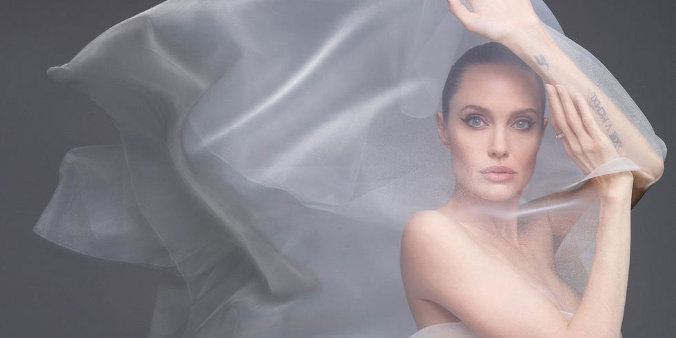 Обнаженная Анджелина Джоли в истории с обложки Harper’s BAZAAR