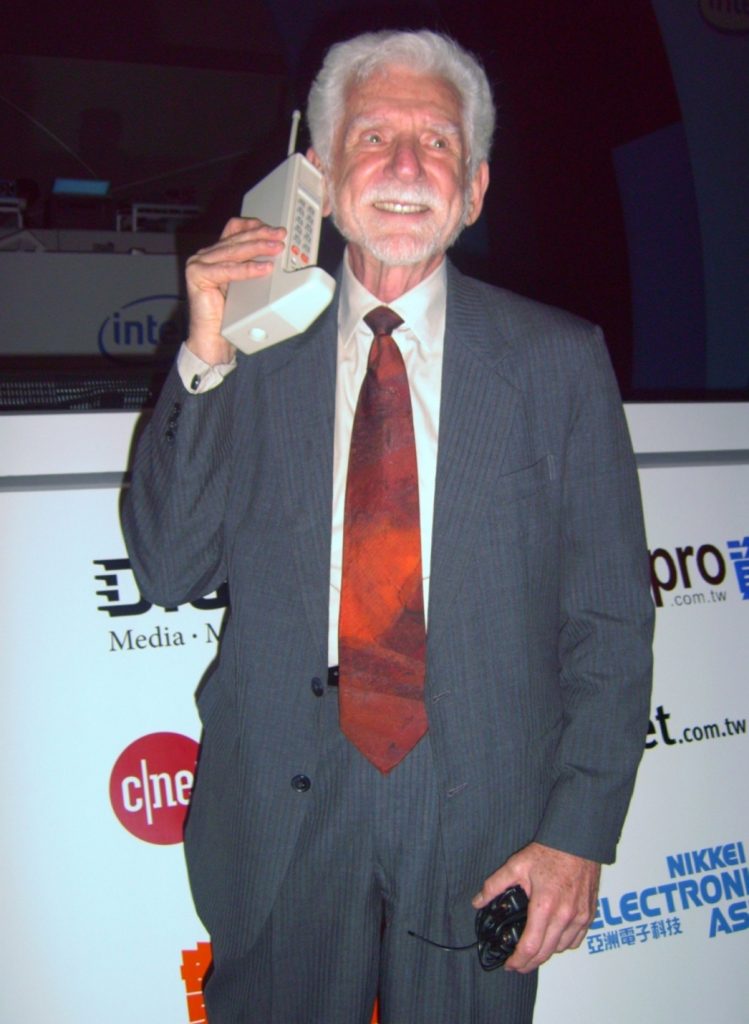 Motorola DynaTAC 800x. Самый первый сотовый телефон в мире