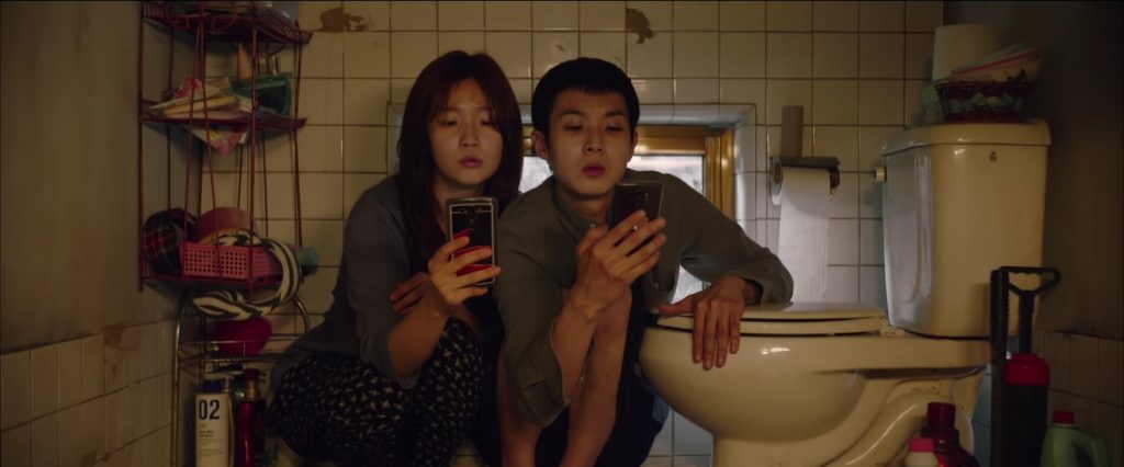 парень и девушка читают в ванной комнате