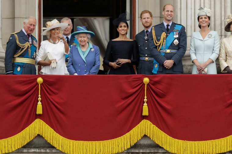 Елизавета II сделала новое заявление об уходе Гарри и Меган