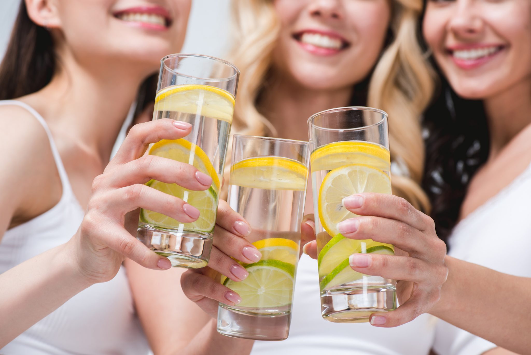 Группа как правильно пить. Стакан воды с лимоном. Девушка пьет воду с лимоном. Пьет стакан воды. Женщина со стаканом воды.