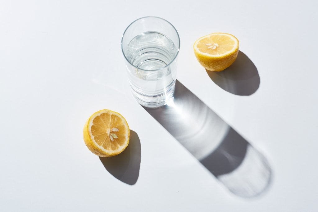 Вода с лимоном: какую пользу приносит напиток