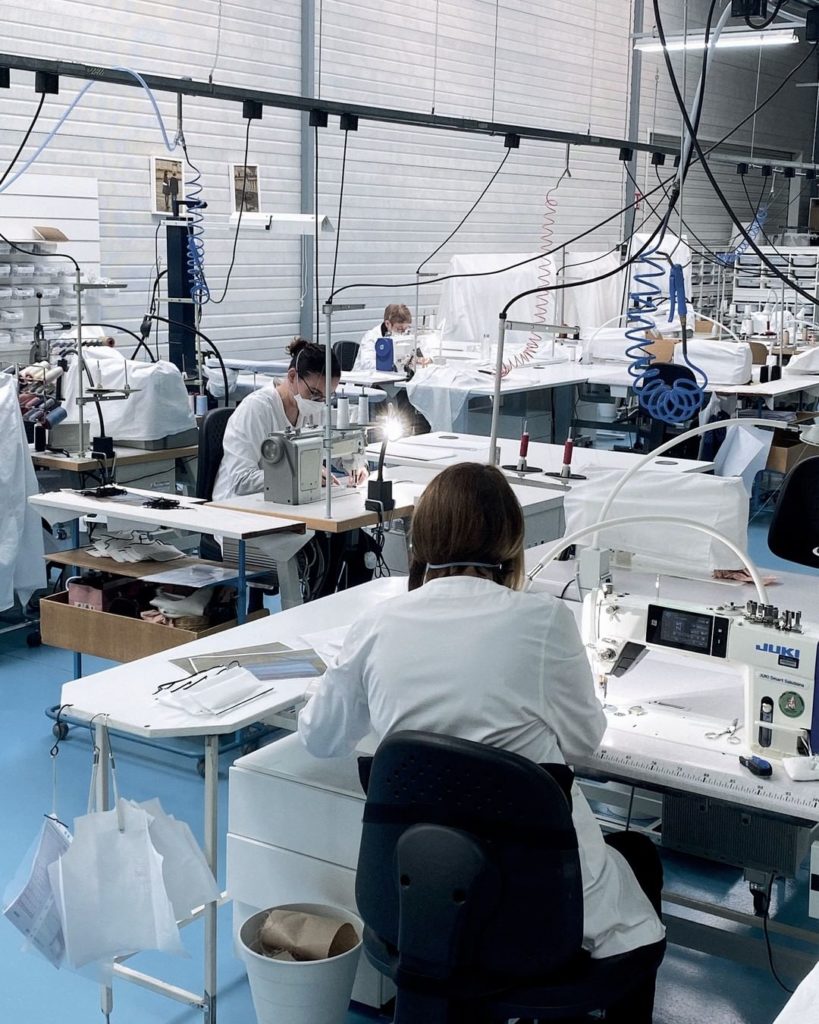 Dior вновь открыл свою фабрику – в помощь людям