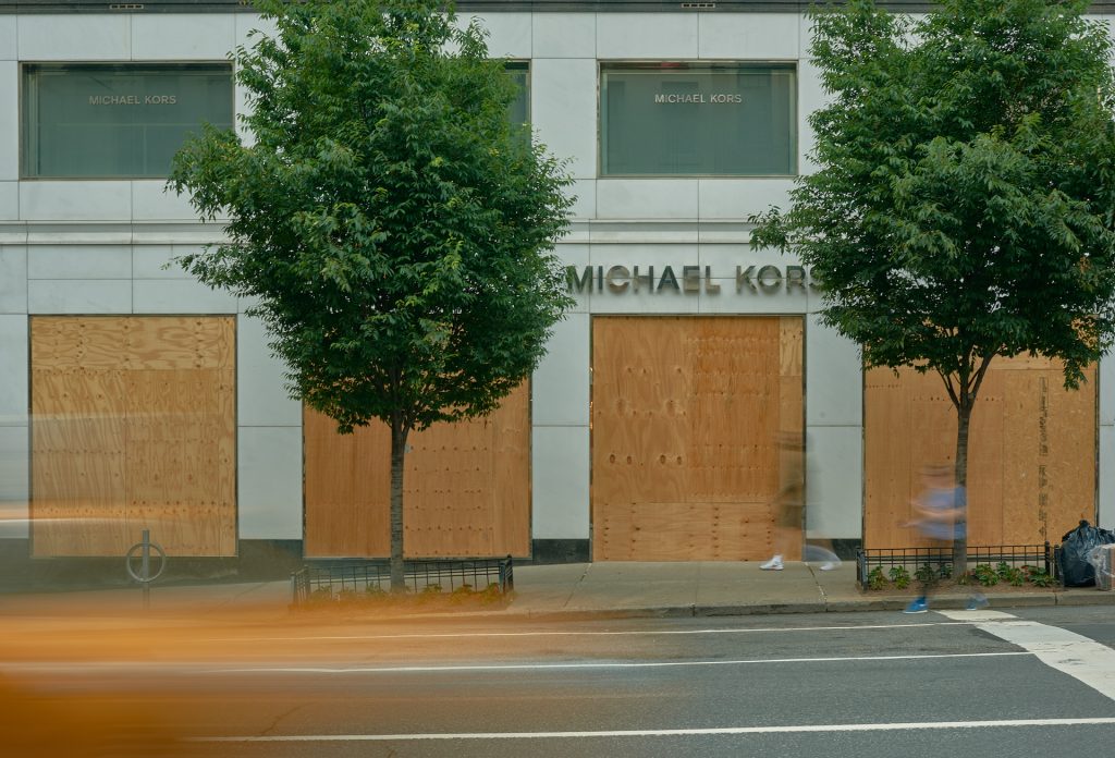 Протесты в Нью-Йорке: заколоченные витрины как искусство. Фоторепортаж Романа Варламова
