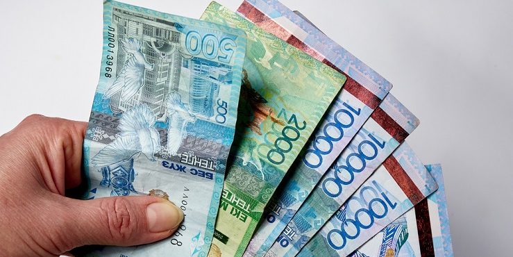 Кто в Казахстане получит выплаты по 42 500 тенге за июль?