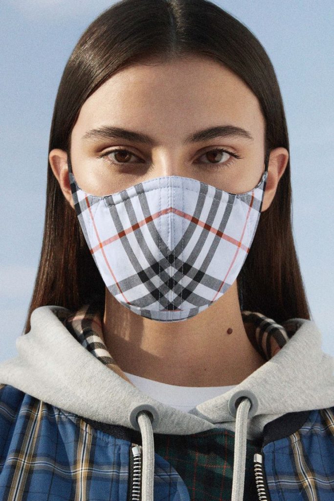 Burberry выпустили защитные маски в благотворительных целях