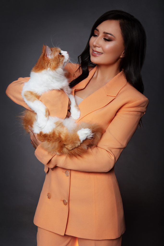 Мадина Садвакасова с котом из приюта КотоПес
