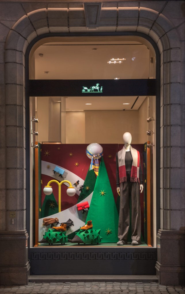 Витрины бутика Hermès нарядились в праздничные инсталляции