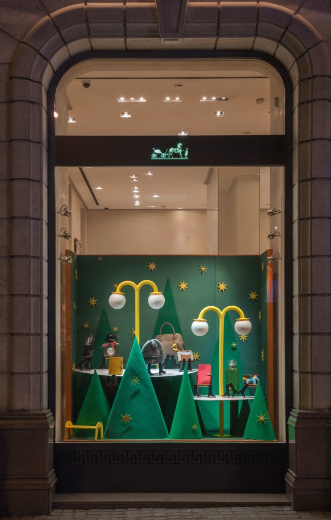 Витрины бутика Hermès нарядились в праздничные инсталляции