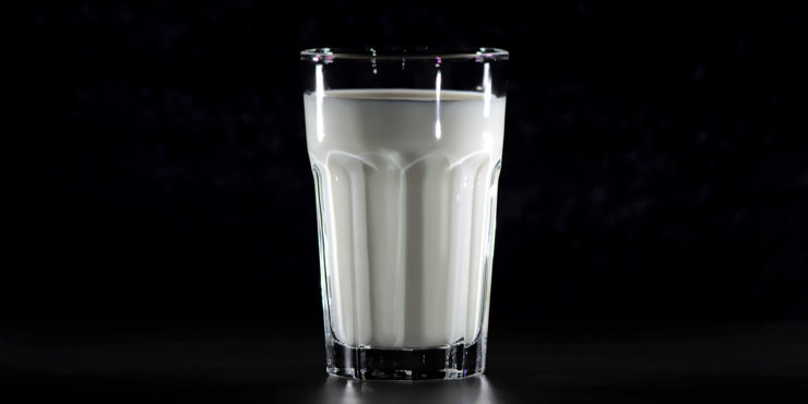 Действительно ли молоко способствует возникновению акне?