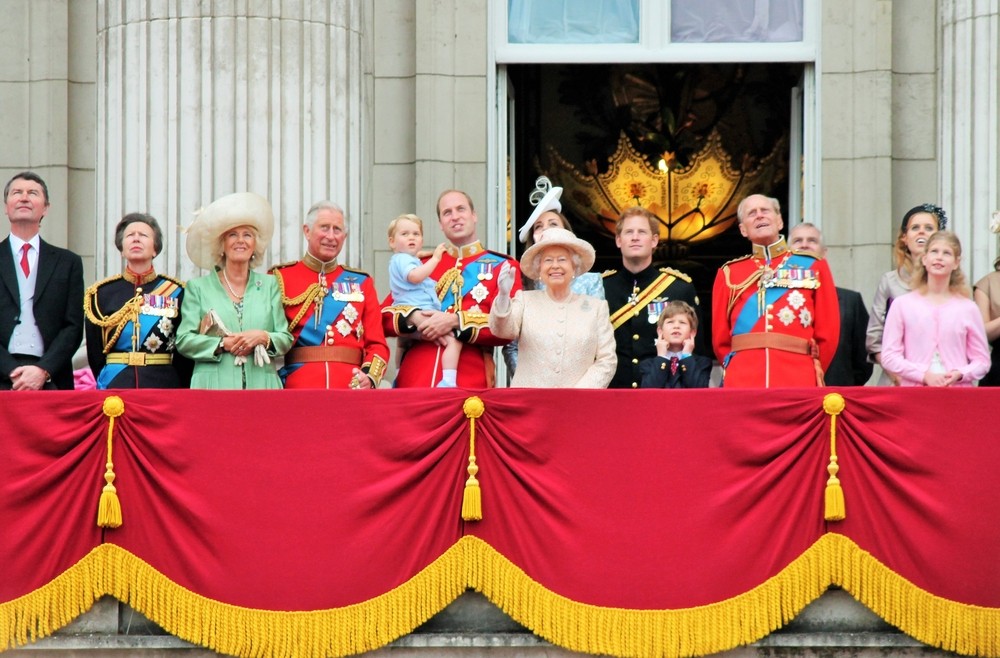 Терпение лопнуло: Елизавета II хочет лишить Гарри и Меган королевских привилегий?