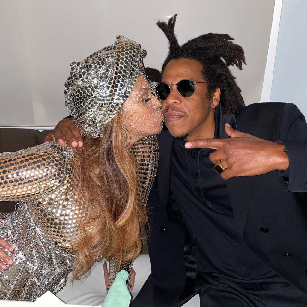 ШОК: Бейонсе целуется в губы с другим на глазах у Jay Z