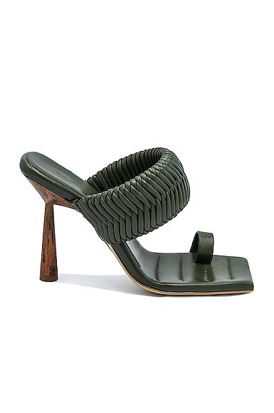 Первый взгляд на коллекцию обуви Роузи Хантингтон-Уайтли х Gia Couture