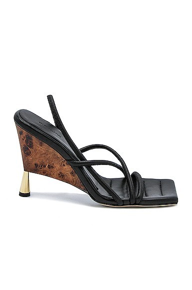 Первый взгляд на коллекцию обуви Роузи Хантингтон-Уайтли х Gia Couture