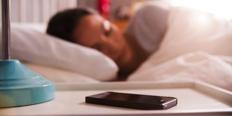 Не расставаясь ни на минуту: Вредно ли спать с телефоном?