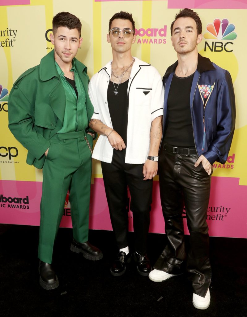 Billboard Music Awards 2021: Самые яркие образы с ковровой дорожки