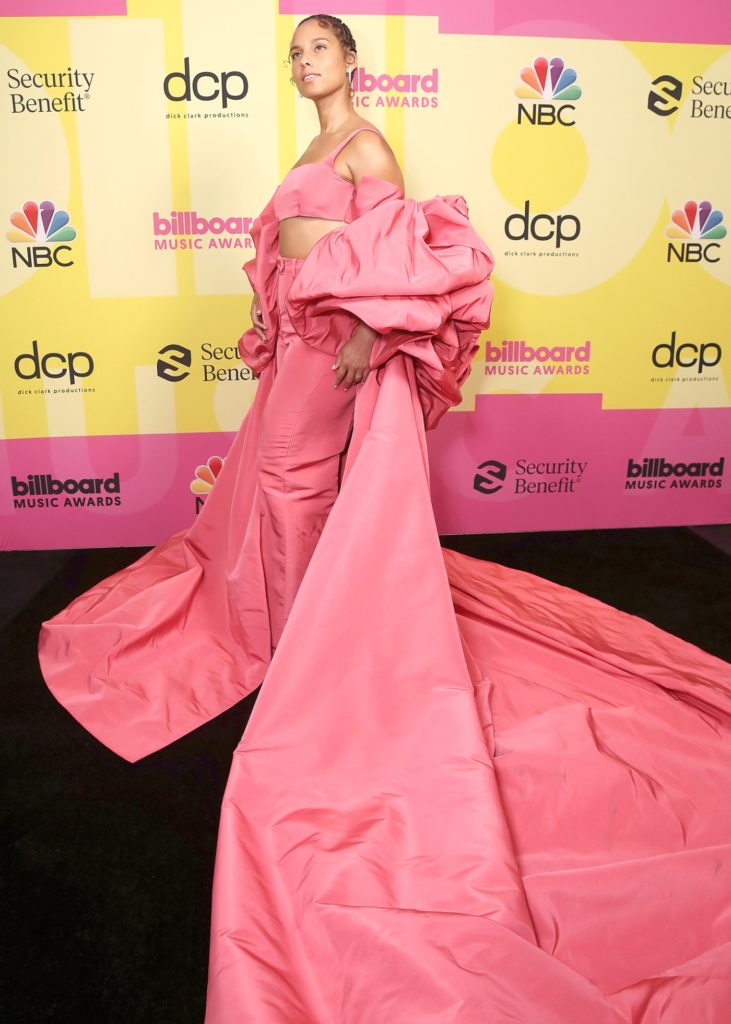 Billboard Music Awards 2021: Самые яркие образы с ковровой дорожки