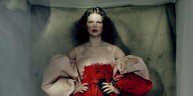 Готическая коллекция Alexander McQueen: красные бутоны или пятна крови?