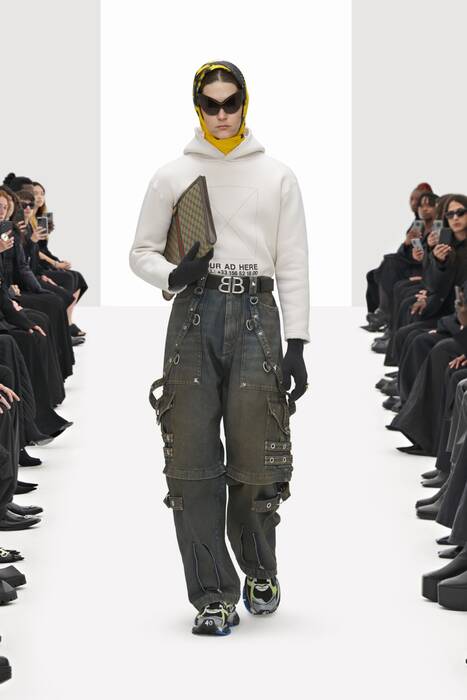 Кроксы на шпильке: Balenciaga устроили модный бунт