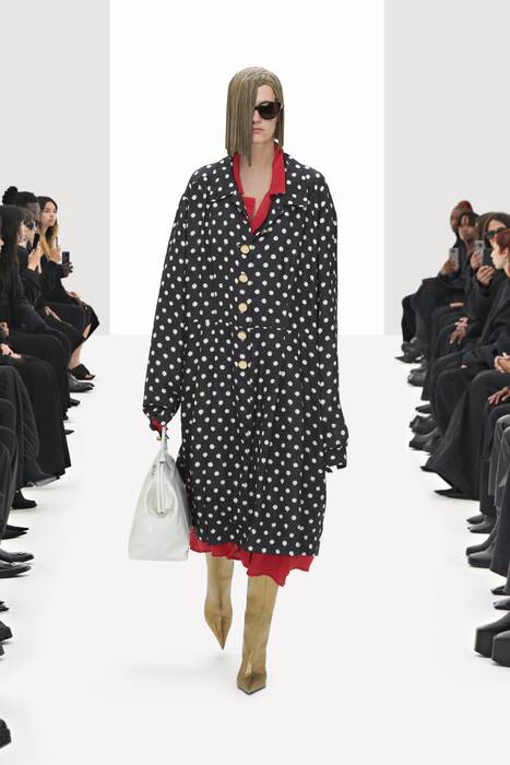 Кроксы на шпильке: Balenciaga устроили модный бунт