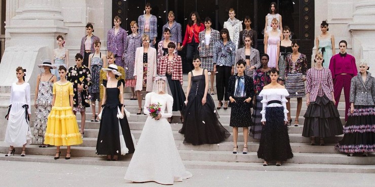 Маргарет Куэлли закрыла кутюрный показ Chanel в свадебном платье