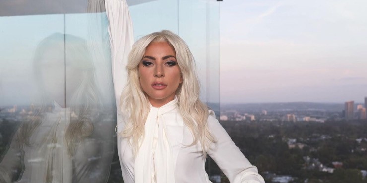 Леди Гага заряжает летней энергией в крошечном бикини