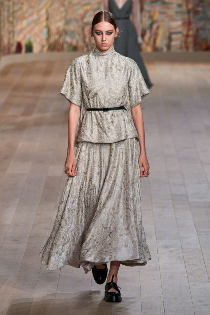 Прозрачные платья и силуэтные пальто в кутюрной коллекции Dior