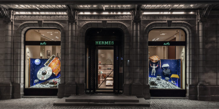 Летние декорации бутика Hermès радуют жителей и гостей южной столицы