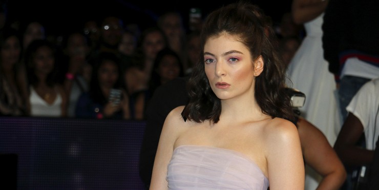 Lorde предстала в необычном для себя образе в новом клипе