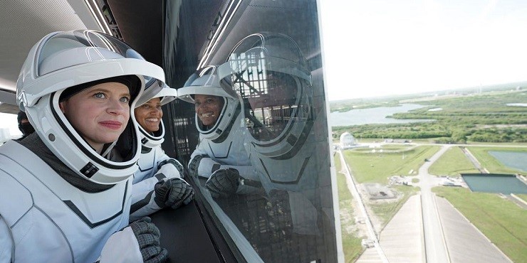 Илон Маск отправил в космос первый гражданский экипаж