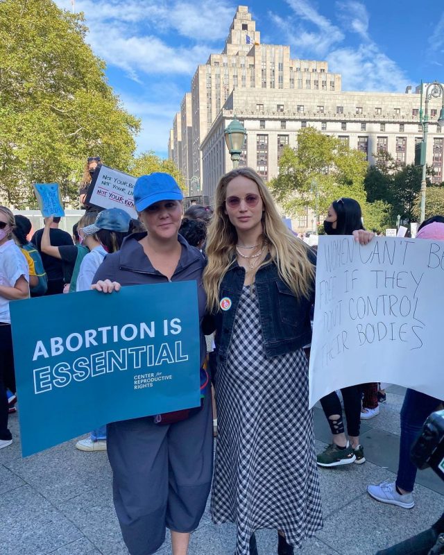 Беременная Дженнифер Лоуренс вышла на митинг за право женщин на аборт