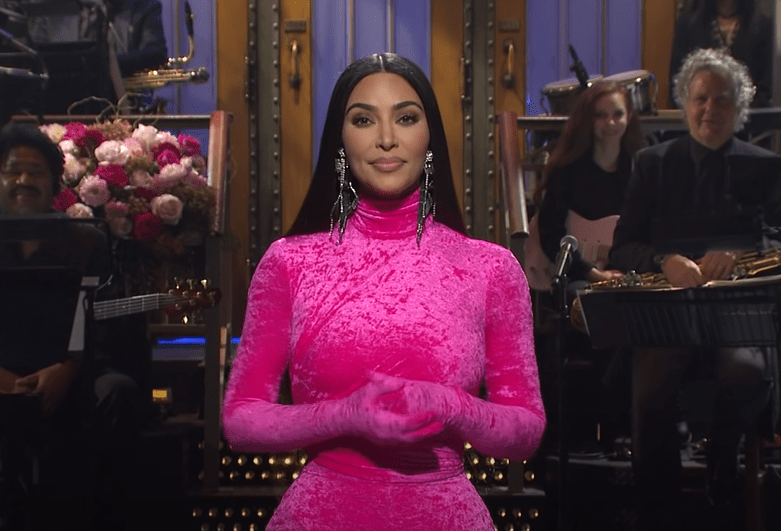 Ким Кардашьян на SNL-шоу