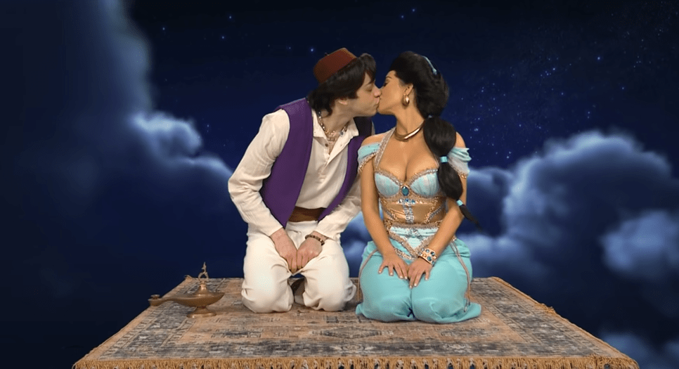 Ким Кардашьян на SNL-шоу: шутки о Канье, компромат на сестер и поцелуй со звездой