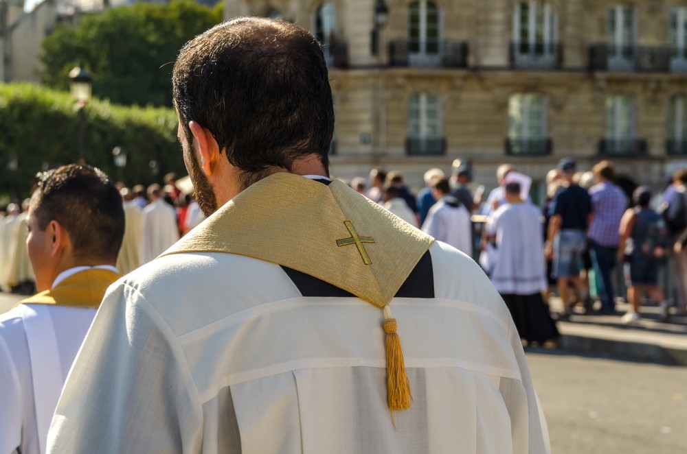 Во Франции священники-педофилы могут избежать наказания