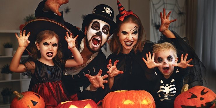 Гадания, страшный ужин и вечеринки: как весело провести Хэллоуин-2021?