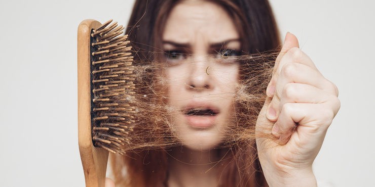 Чем вызвано резкое выпадение волос у женщин?