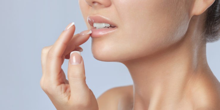 Как лечить потрескавшиеся губы зимой?