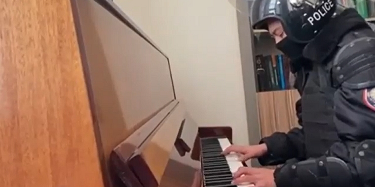 Полицейский-пианист покоряет соцсети: реакция казахстанцев