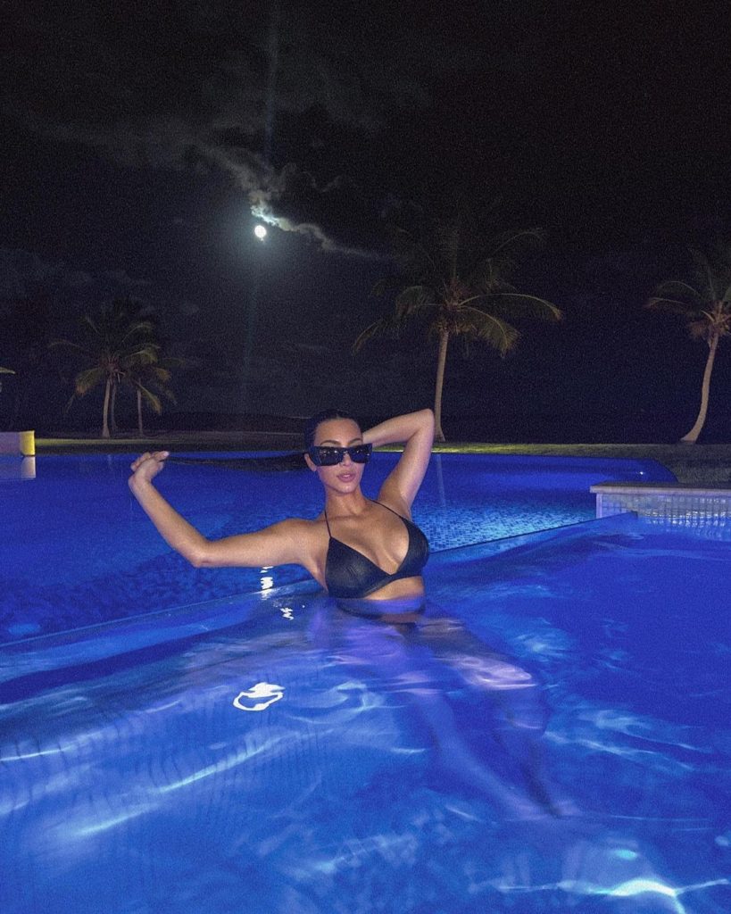 Ким Кардашьян знает, как "отомстить" бывшему, и ее горячие фото в купальнике - яркое тому подтверждение