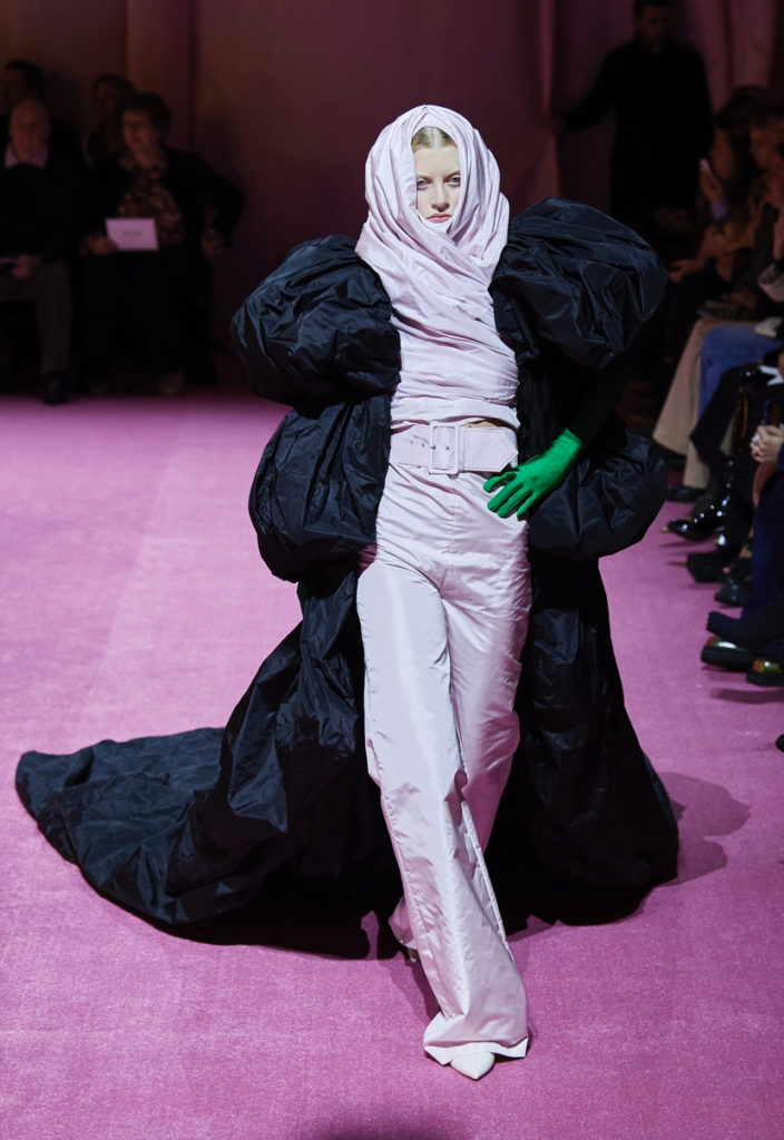 Мужчины на "платформах" и тотальное обнажение: Неделя моды в Лондоне 2022 не щадит никого