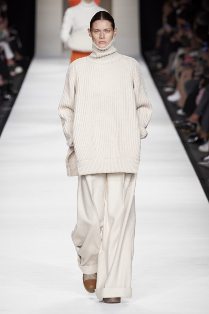 Итальянская сдержанность и повзрослевшая девочка Blumarine на Неделе моды в Милане 2022