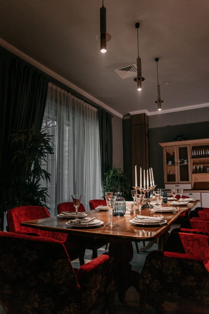 Атмосфера старой Алма-Аты, уютная роскошь и тур по вкусам Средиземноморья: чем удивляет ресторан «Лен»?