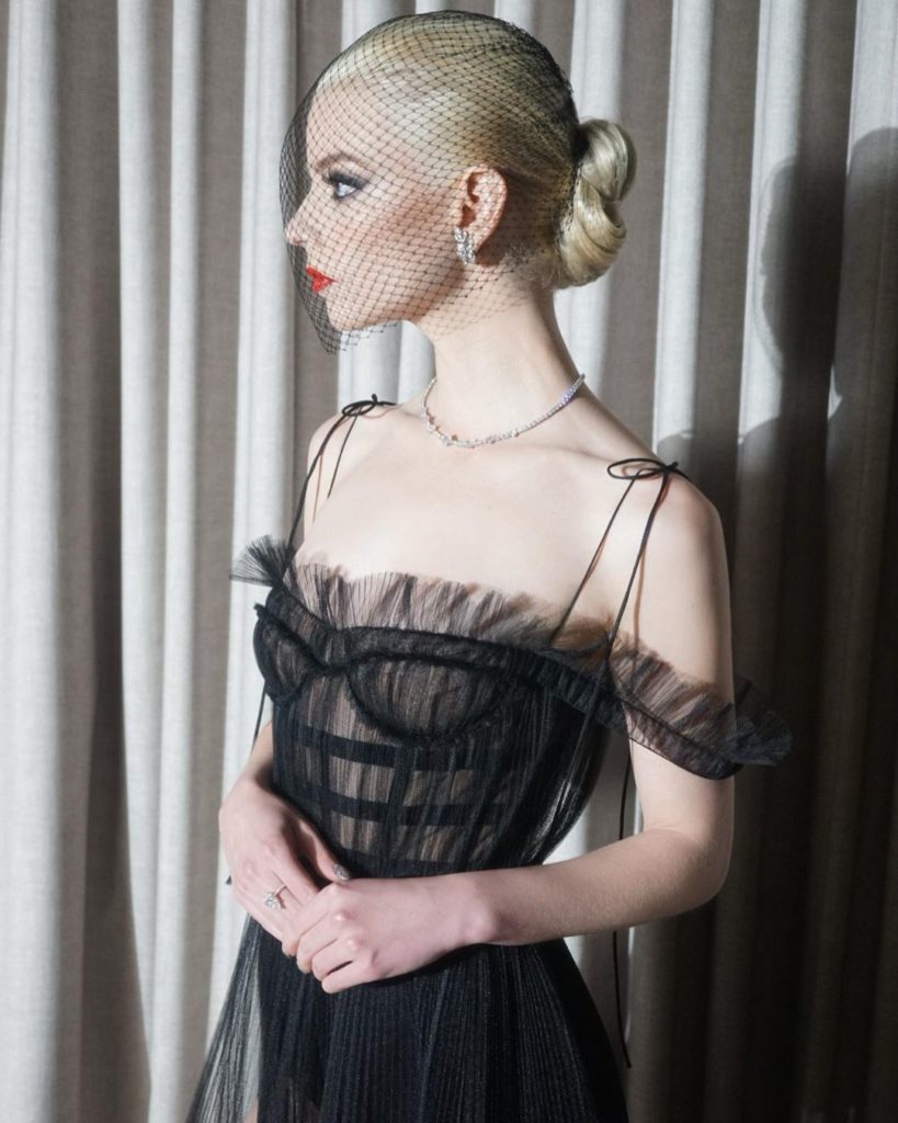 "Удушающее" платье Джулии Фокс, шпионка Кендалл Дженнер и другие звездные образы на вечеринке Vanity Fair 2022